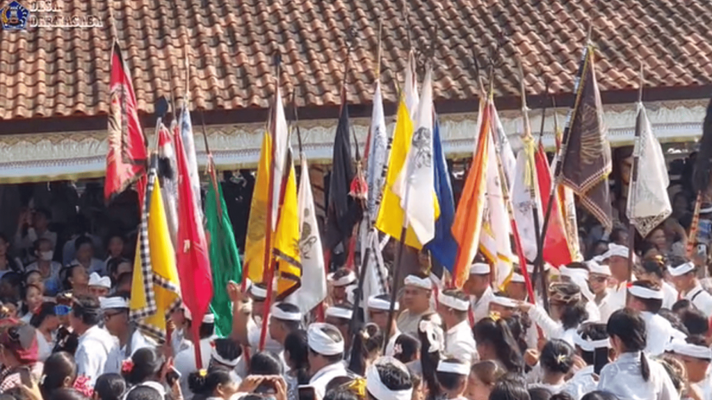 TRADISI NGEREBEG DESA ADAT TEGAL DARMASABA